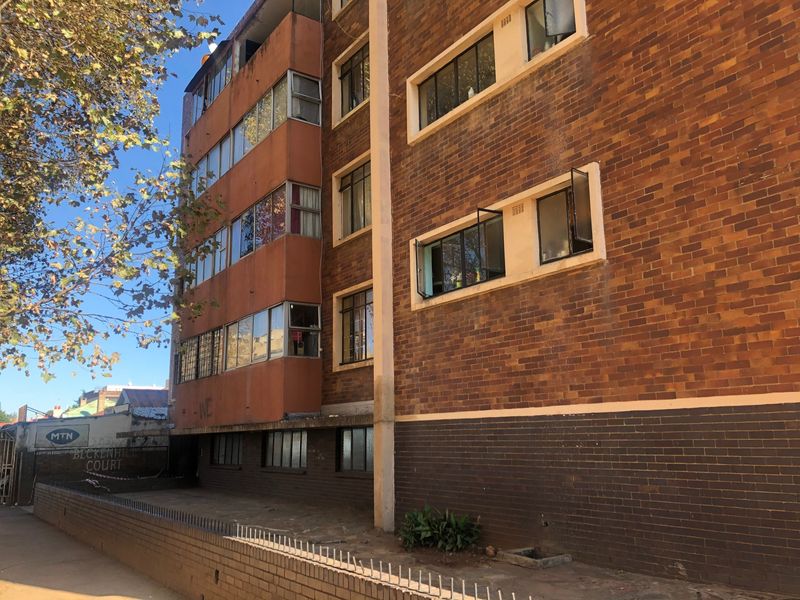 2 Bedroomed Flat in Beckenhill Court,Yeoville,Johannesburg. - Photo 3