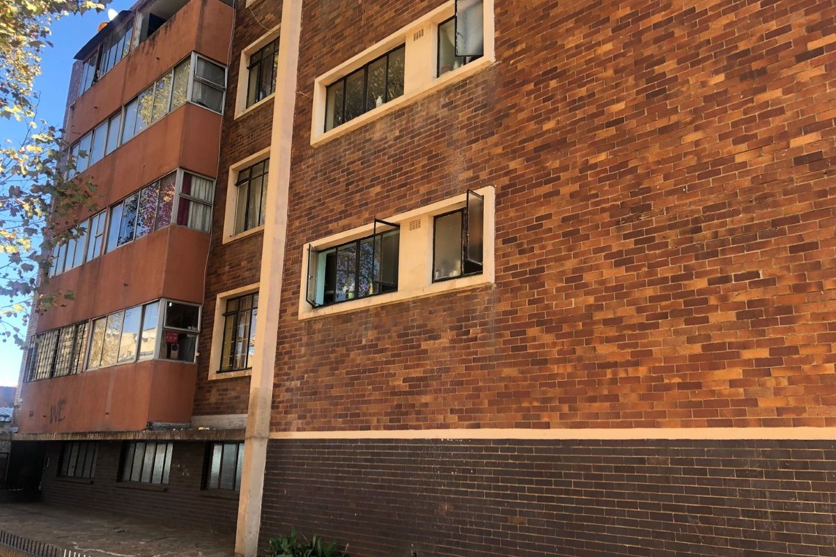 2 Bedroomed Flat in Beckenhill Court,Yeoville,Johannesburg. - Photo 2