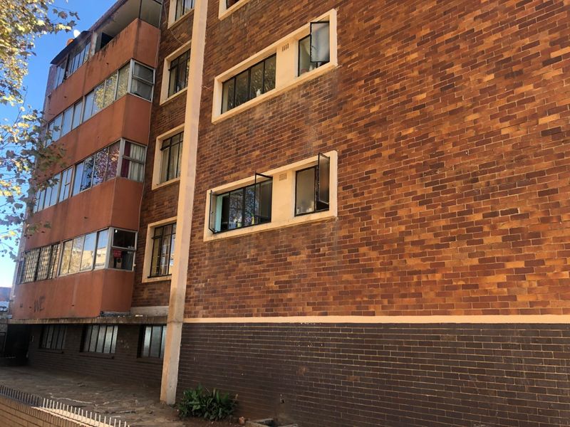 2 Bedroomed Flat in Beckenhill Court,Yeoville,Johannesburg. - Photo 2
