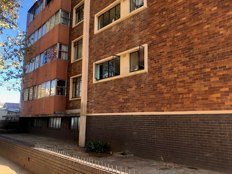 2 Bedroomed Flat in Beckenhill Court,Yeoville,Johannesburg. - Photo 8