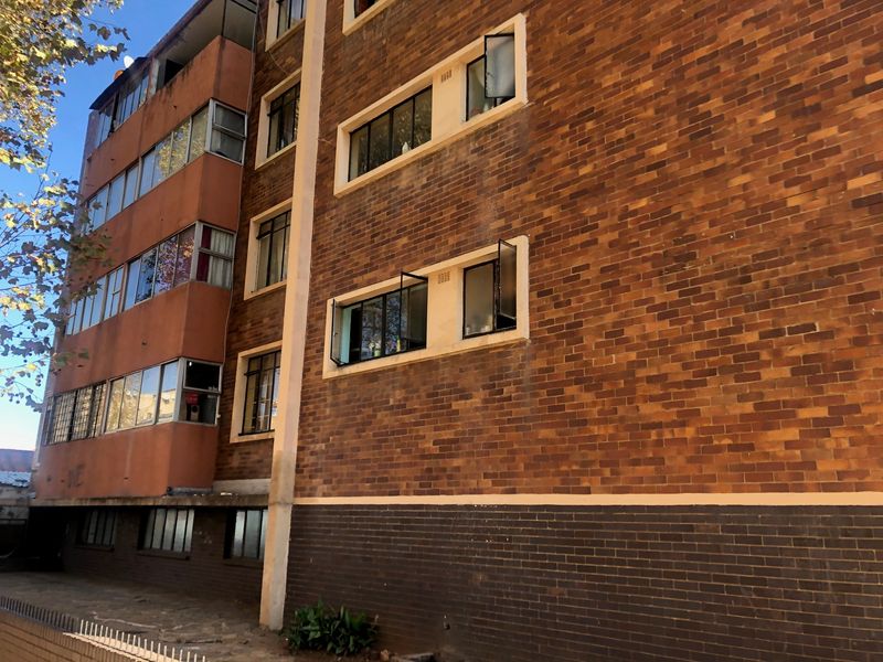 2 Bedroomed Flat in Beckenhill Court,Yeoville,Johannesburg. - Photo 6
