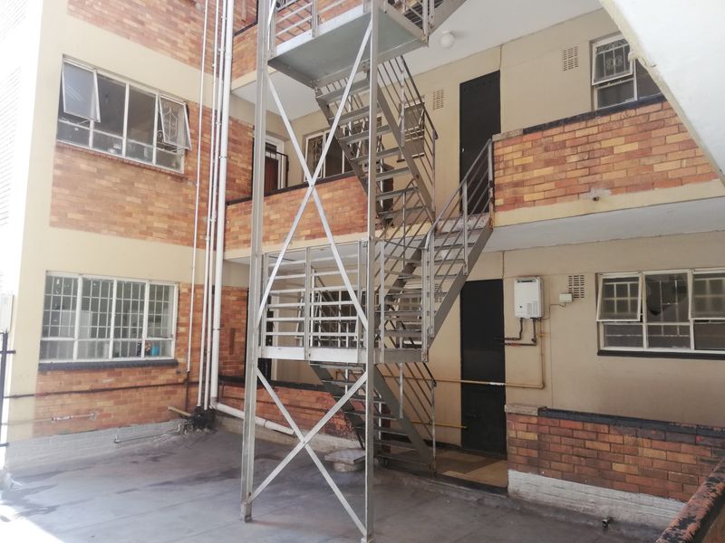 2 Bedroomed Flat in Winterhoek - Photo 3