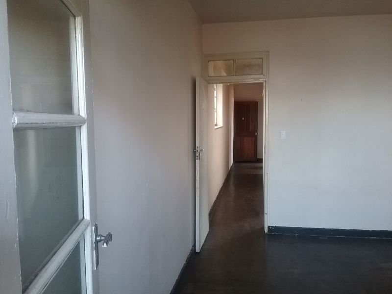 Stunning spacious unit available at Natmiri Court Yeoville. - Photo 3