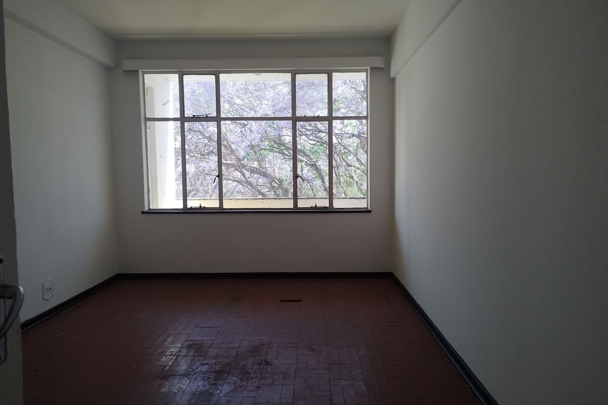 Make this 3 bedroom flat your home! - Photo 5