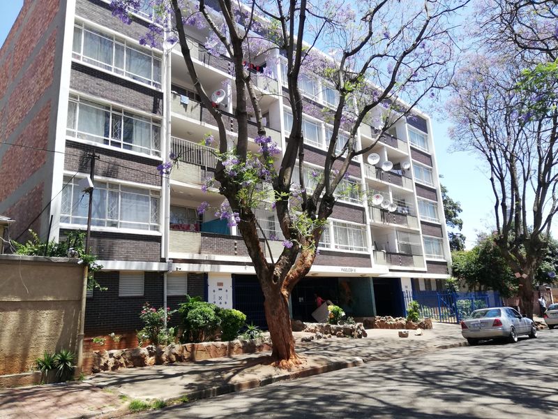 Make this 3 bedroom flat your home! - Photo 9