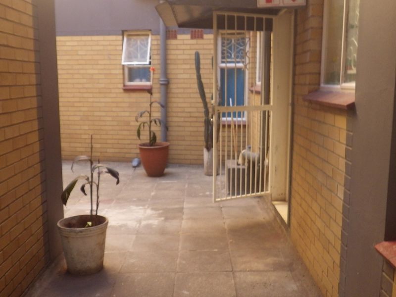  in Poliva Court, Yeoville. - Photo 8