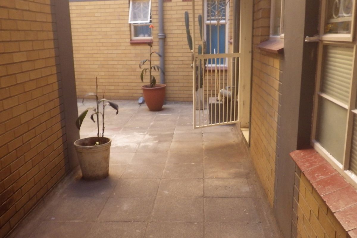  in Poliva Court, Yeoville. - Photo 4