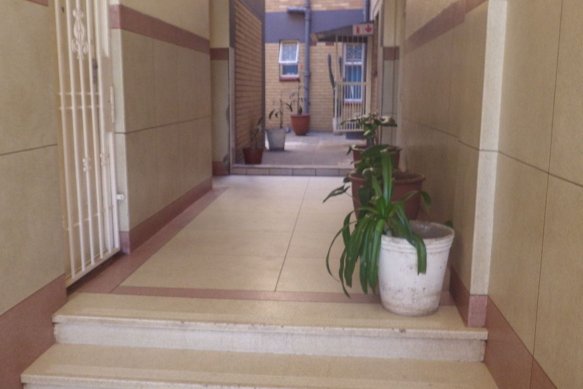  in Poliva Court, Yeoville. - Photo 3