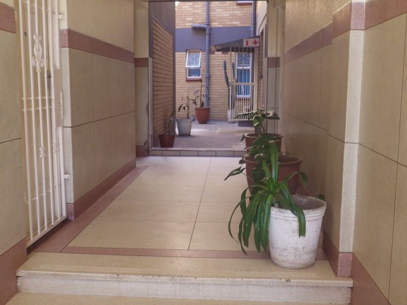  in Poliva Court, Yeoville. - Photo 2