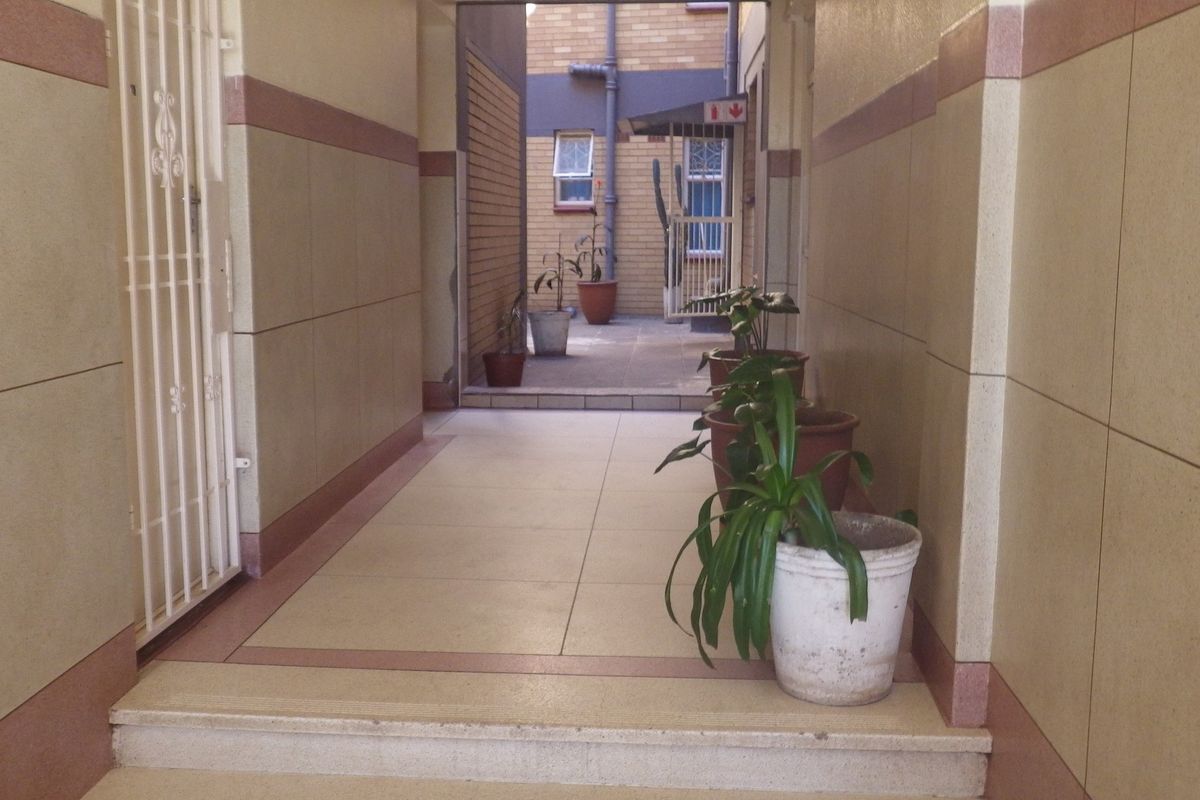  in Poliva Court, Yeoville. - Photo 2