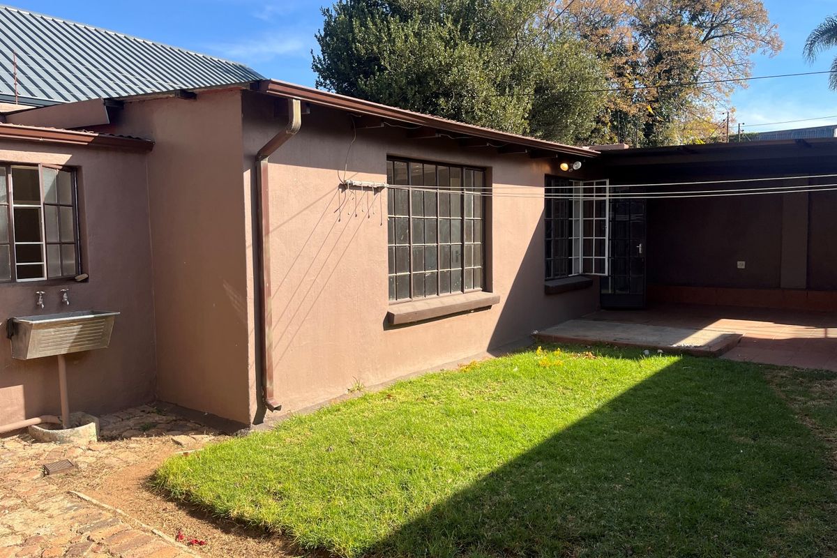 Spacious room available at 48 Dunottar street. - Photo 2