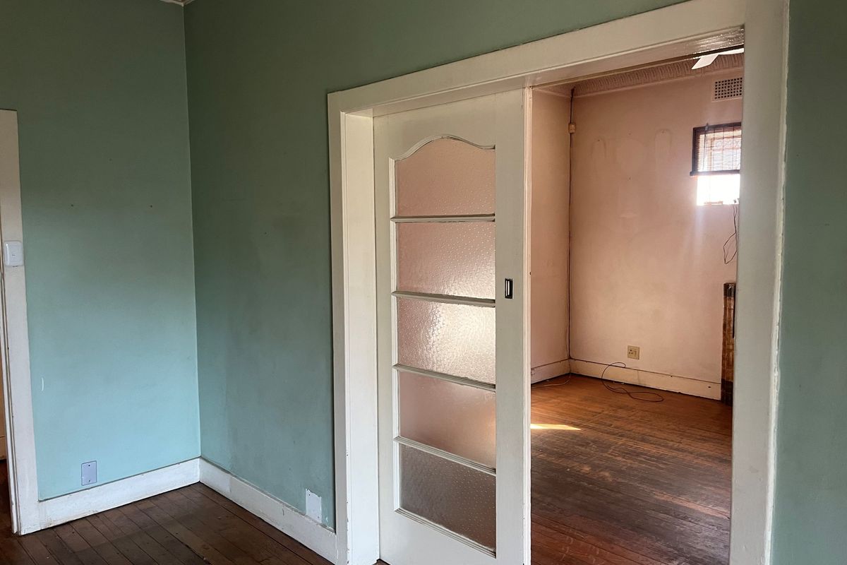 Spacious room available at 48 Dunottar street. - Photo 3