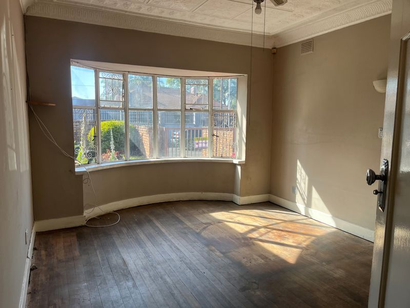 Spacious room available at 48 Dunottar street. - Photo 5