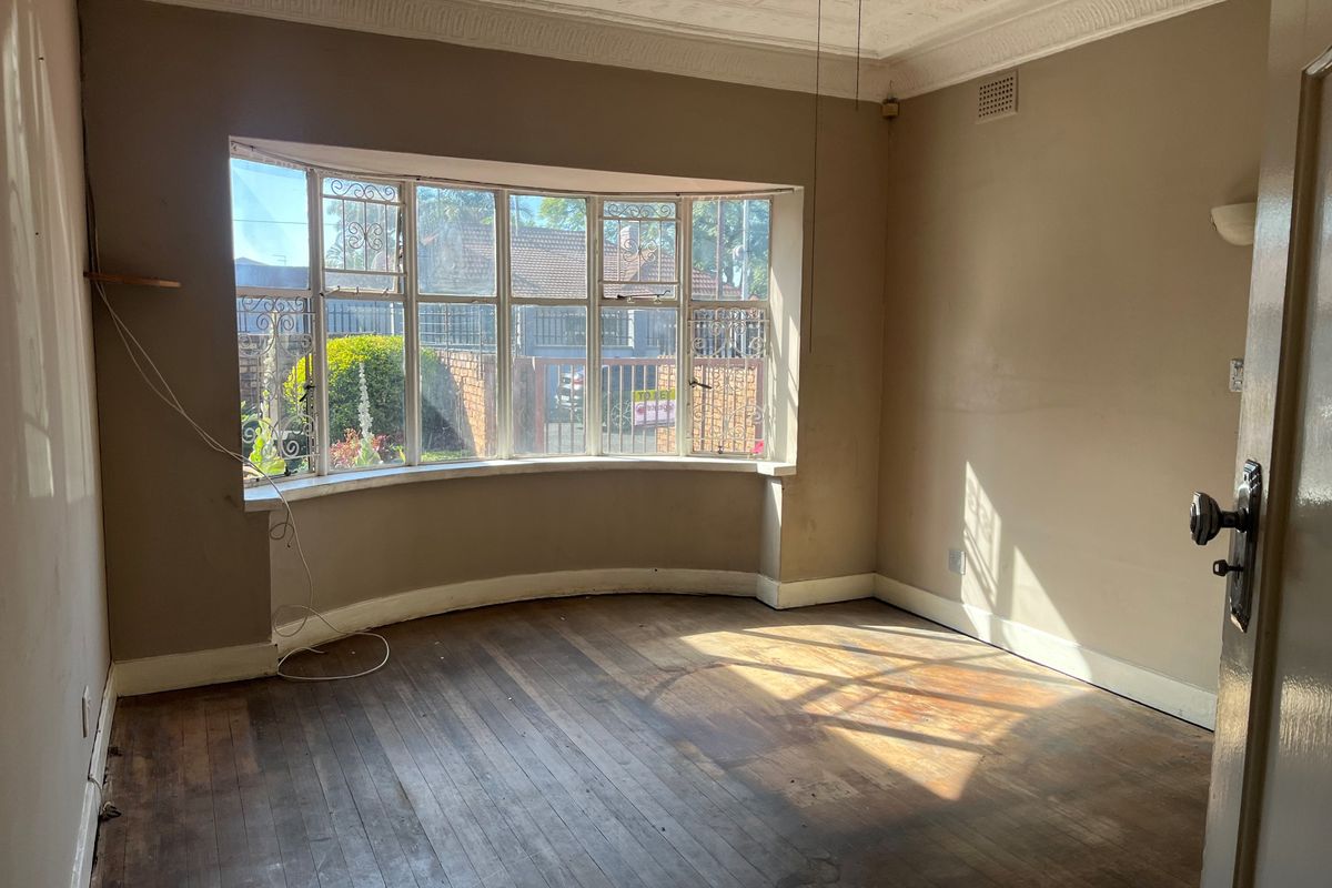 Spacious room available at 48 Dunottar street. - Photo 5