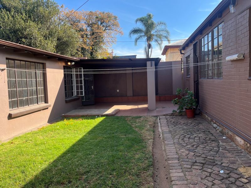 Spacious room available at 48 Dunottar street. - Photo 1
