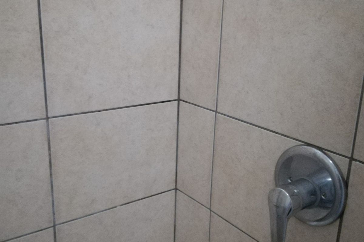 Affordable living in walking distance to UJ! - Photo 4