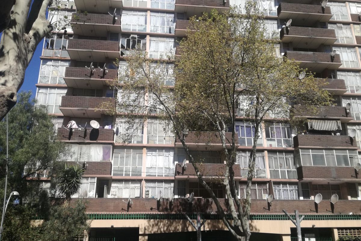 Spacious unit to rent in Berea Towers Johannesburg - Photo 4