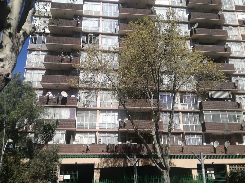 Spacious unit to rent in Berea Towers Johannesburg - Photo 4