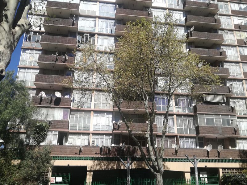 Spacious unit to rent in Berea Towers Johannesburg - Photo 10