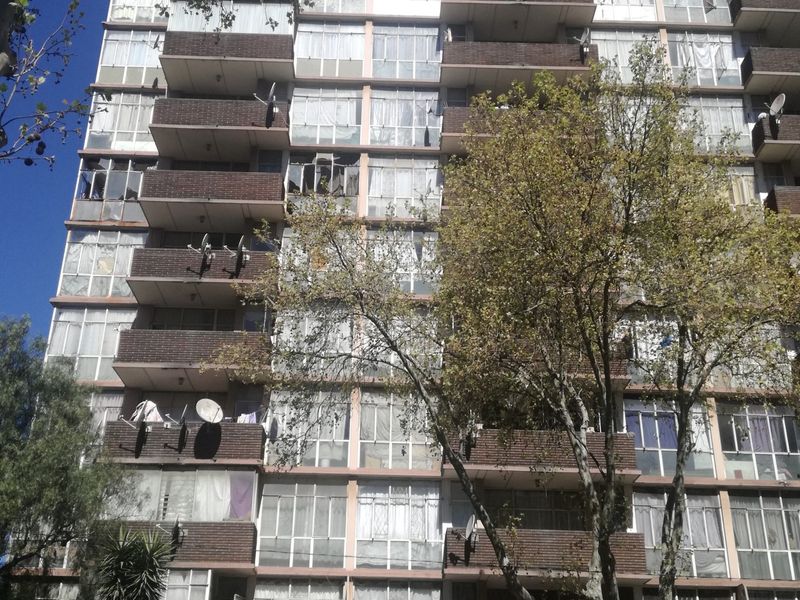 Spacious unit to rent in Berea Towers Johannesburg - Photo 8