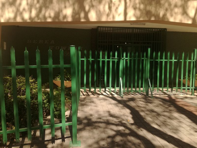 Spacious unit to rent in Berea Towers Johannesburg - Photo 7