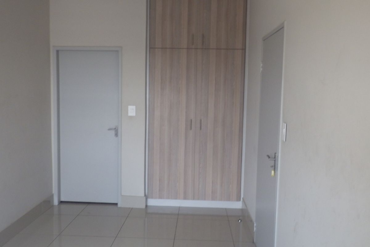 1 Bedroomed Flat in Randburg Square - Photo 5