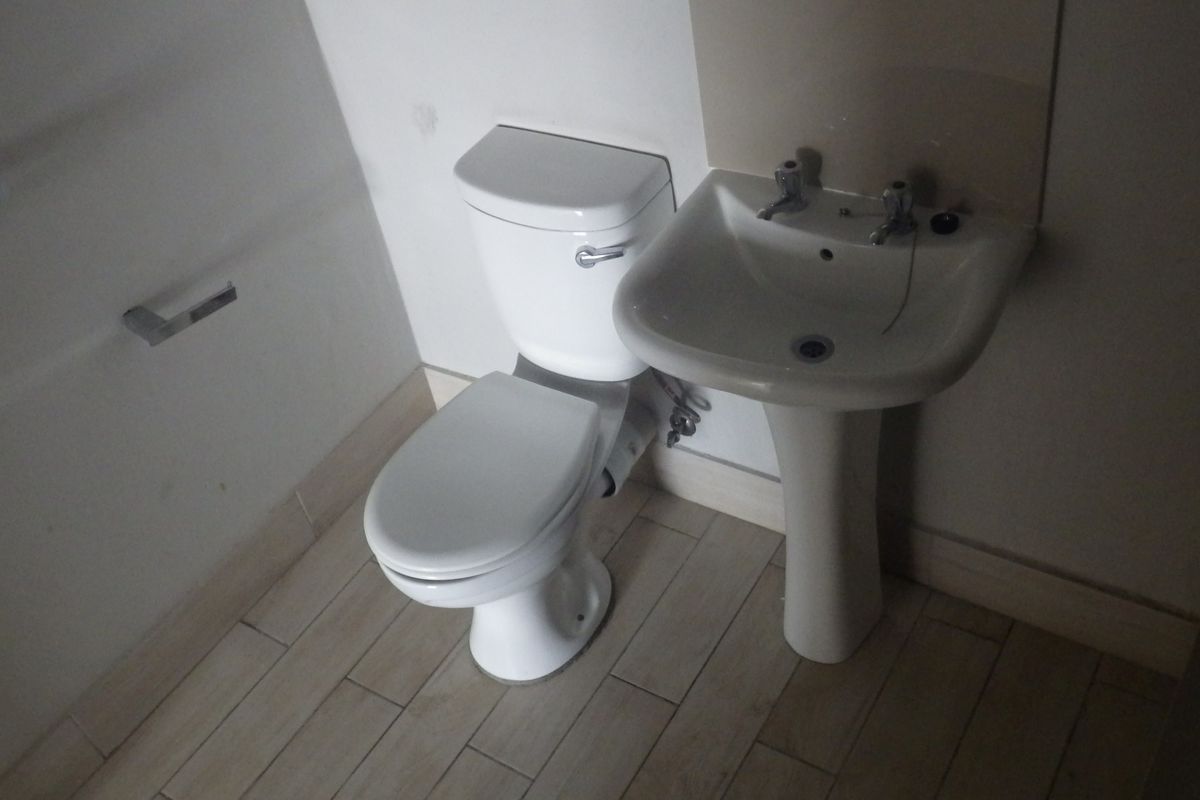 2 Bedroomed Flat in Randburg Square - Photo 3