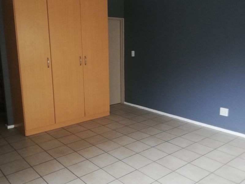 Stunning spacious Bachelor unit in Bridgeview Braamfontein - Photo 7