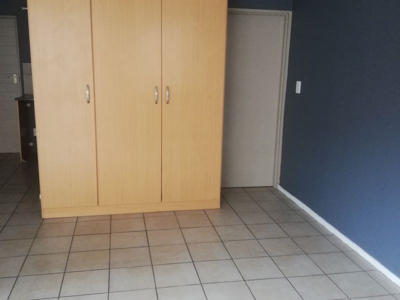 Stunning spacious Bachelor unit in Bridgeview Braamfontein - Photo 6