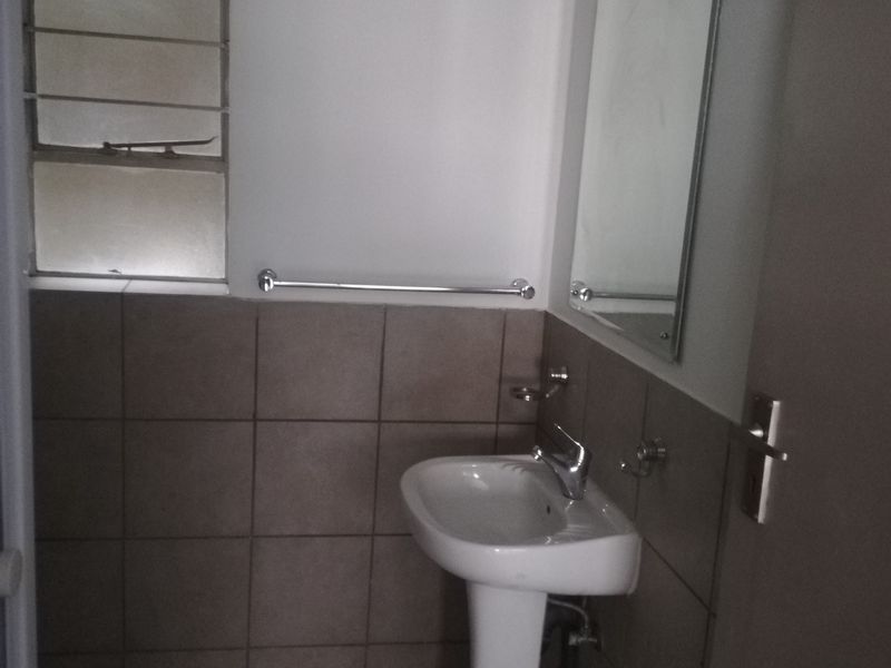 Stunning spacious Bachelor unit in Bridgeview Braamfontein - Photo 5