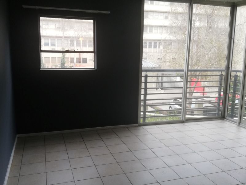 Stunning spacious Bachelor unit in Bridgeview Braamfontein - Photo 8