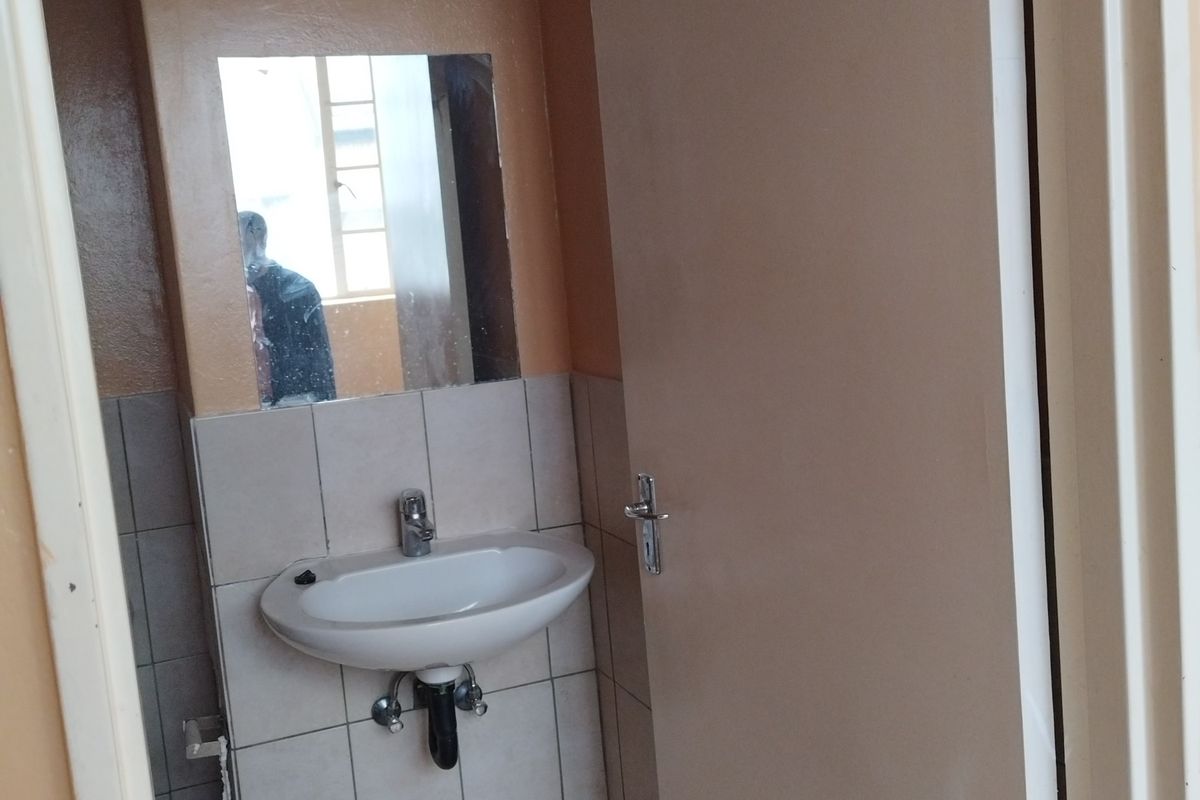 BACHELOR FLAT in JORISSEN 100 UNIT 105 - Photo 2